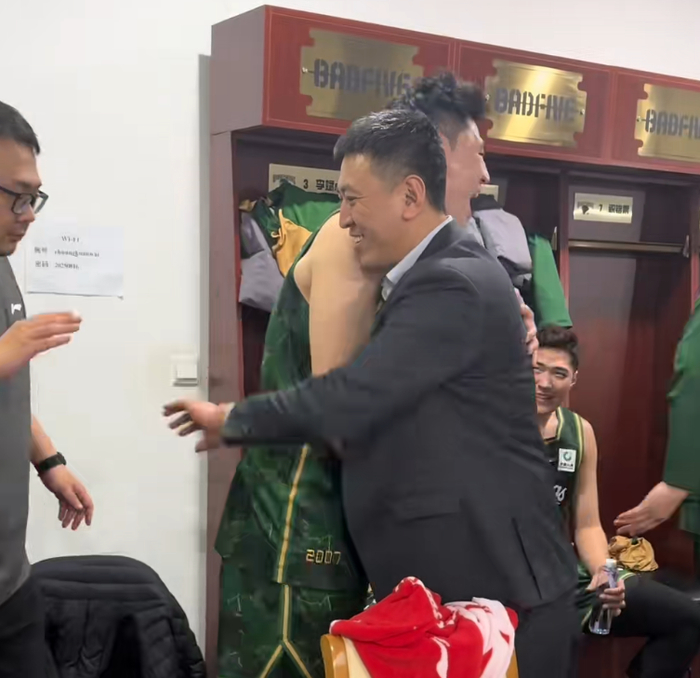 胜深圳更衣室！全员兴奋氛围极佳，汉兹领奖发懵，王世龙得金链子|南京同曦|邬挺嘉|郭昊文|比赛|团队性_新浪体育_新浪新闻