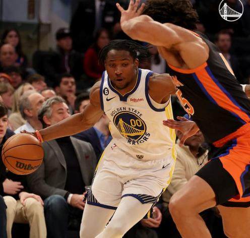 Kaiyun Sports-内线防守被尼克斯打穿 勇士士气萎靡继续坠落